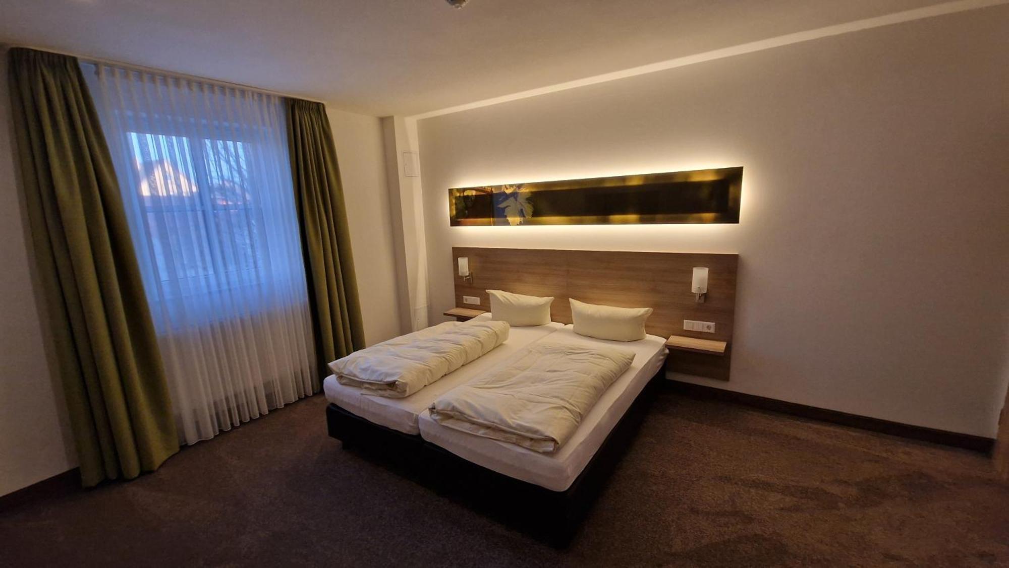 Schwarzer Adler - Hotel Garni Ipsheim Bagian luar foto
